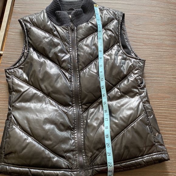 Old navy ladies polyester filled thick vest in size small. - Picture 8 of 8
